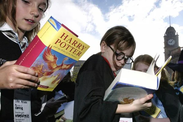 ABD'de Katolik okulu, Harry Potter kitaplarını 'büyü' içerdiği gerekçesiyle yasakladı!