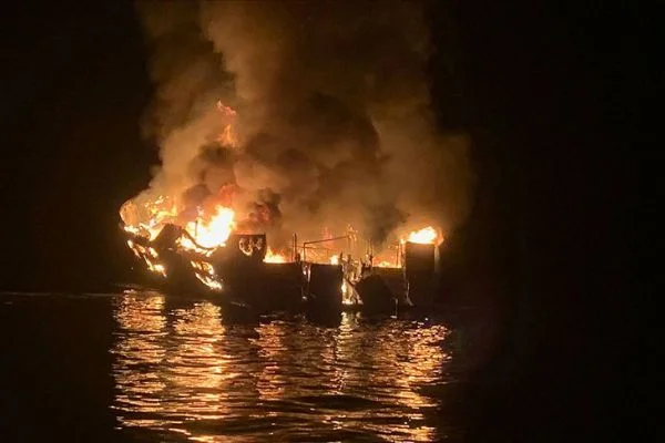 ABD'de teknede yangın: 33 kişi kayıp