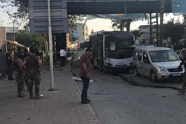 Adana'da polis otobüsüne bombalı saldırı