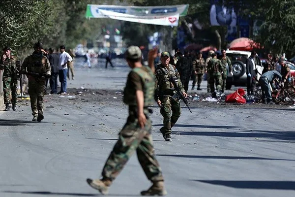 Afganistan Cumhurbaşkanı'nın mitinginde intihar saldırısı: Ölüler var