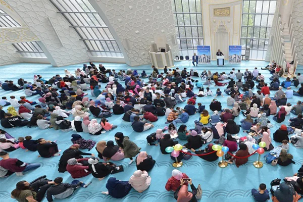 Almanya'da Müslüman öğrenciler, camide dua ederek okula başladı