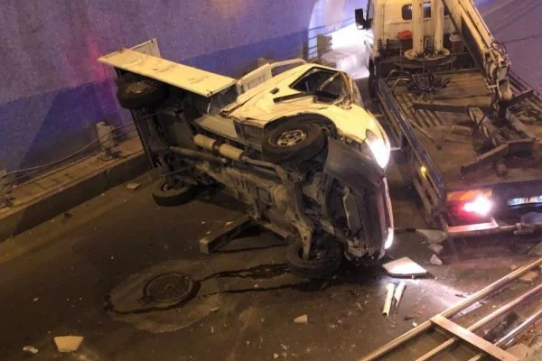 Ankara'da kamyonet bariyerlerden uçtu