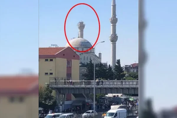 Avcılar'da bir caminin minaresi yıkıldı