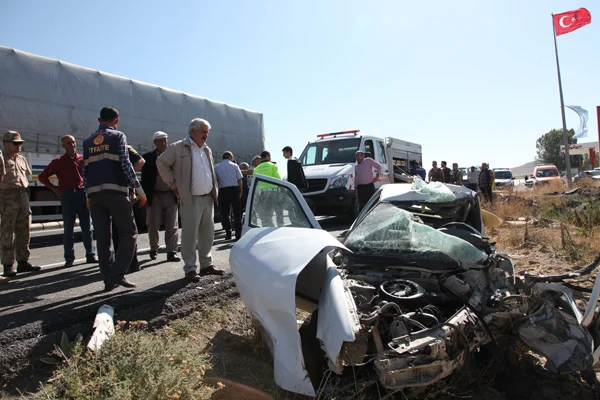 Bitlis'te otomobille tır çarpıştı: 3 ölü, 5 yaralı