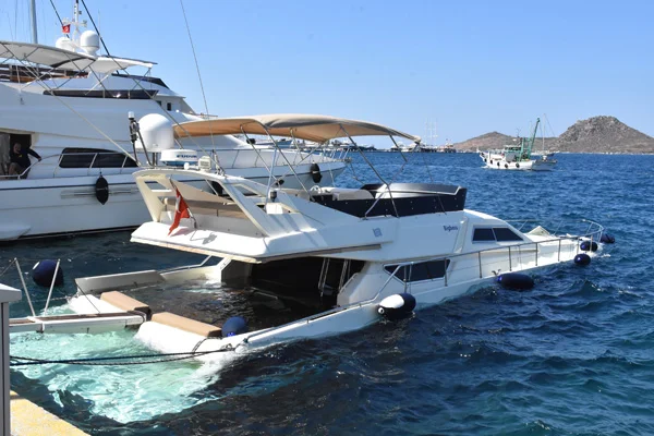 Bodrum'da su alan yat battı