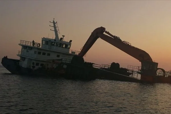 Bozcaada açıklarındaki gemi su almaya başladı