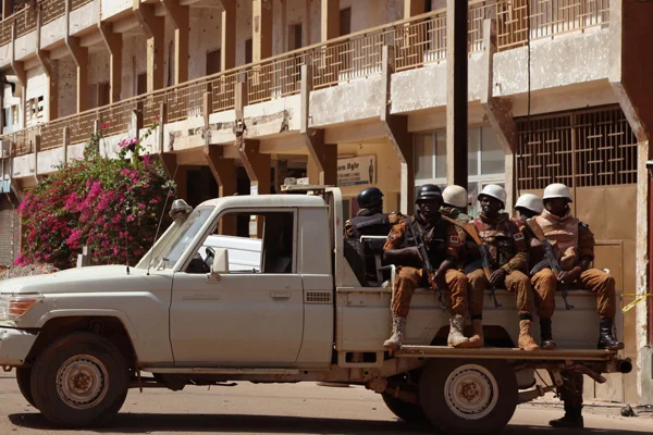 Burkina Faso'da 100 terörist askerlere saldırdı: 6 asker hayatını kaybetti