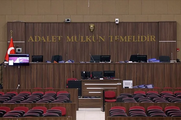 Darbeci albay 'Ben şehit annesiyim' diyen yaşlı kadına tekme atmış