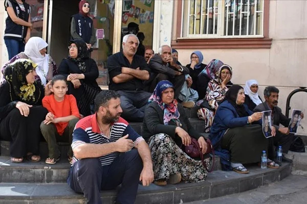 Diyarbakır annelerinin oturma eylemine katılım artıyor