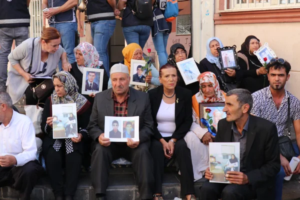 Diyarbakır'daki oturma eylemine İran'dan 5 aile katıldı