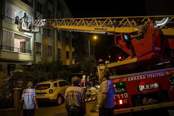 Duman saran binada mahsur kalanları itfaiyeciler kurtardı