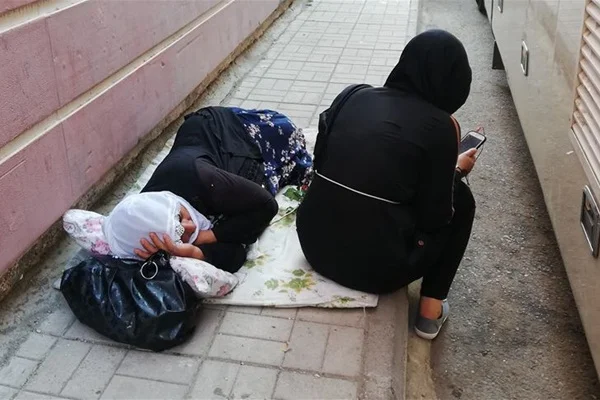 Evladı için eylem yapan anne, yorgun düşünce beton zeminde uyudu