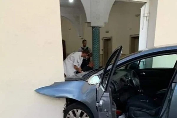 Fransa'da camiye arabayla saldırı