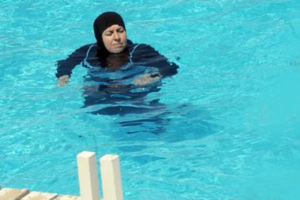 Fransa'da havuza haşema ile giren Müslüman kadınlara polis zorbalığı!