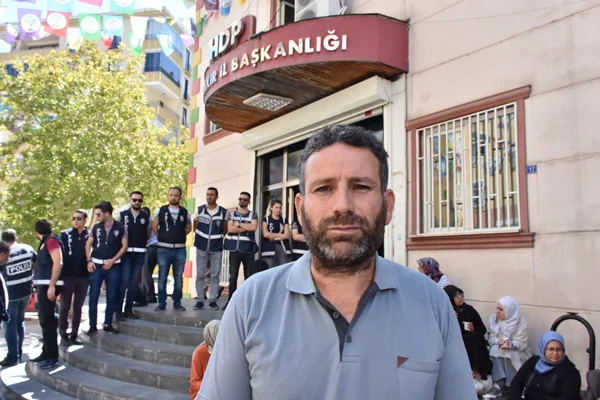 HDP İl binası önünde eylem yapan aile tehdit edildiğini iddia etti