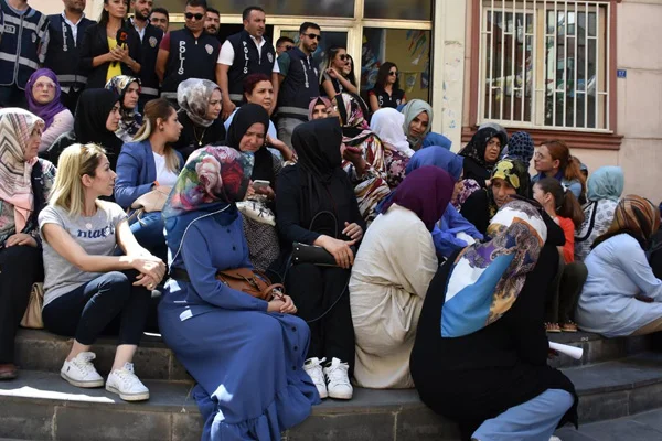 HDP il binası önündeki aile sayısı 24'e yükseldi: 'Oğlumun terörist olmasını istemiyorum'