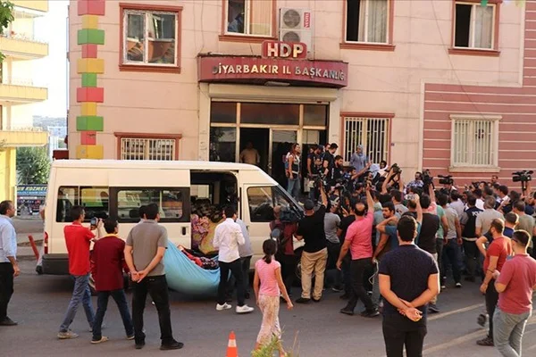 HDP önündeki oturma eyleminde 'battaniye' gerginliği