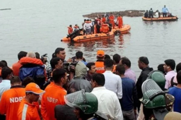 Hindistan'da gezi teknesi alabora oldu: 12 ölü