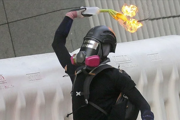 Hong Kong'da polisten 'gerçek mühimmat kullanabiliriz' uyarısı