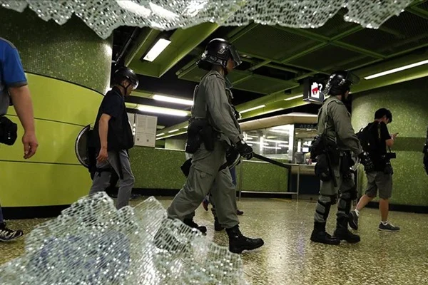 Hong Kong'da protestolar yasağa rağmen sürüyor
