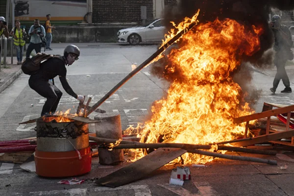 Hong Kong'da sular durulmuyor: Binlerce kişi yine sokaklarda