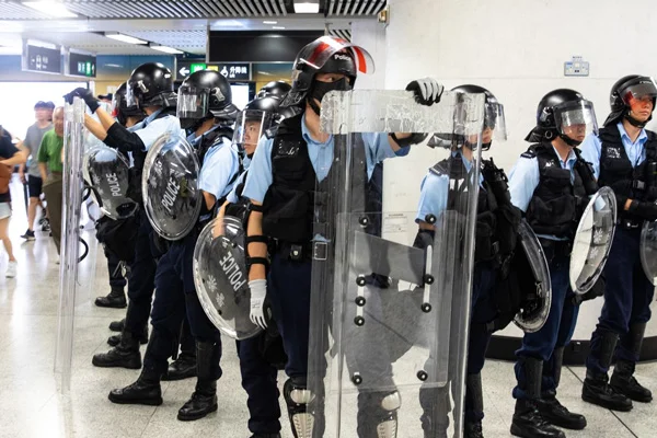 Hong Kong'da sular durulmuyor: Protestolar AVM ve stadyuma sıçradı