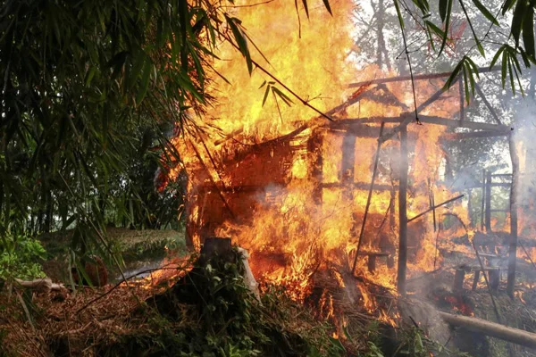 Hükümet binaları inşa etmek için Arakan Müslümanlarının köylerini yıktılar