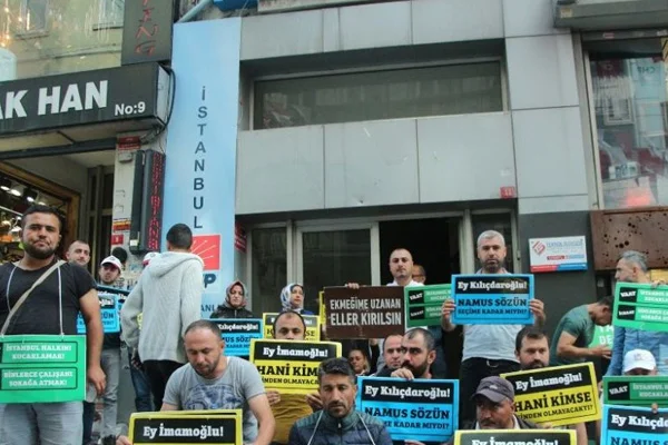 İBB'de işten çıkartılan işçilerden oturma eylemi