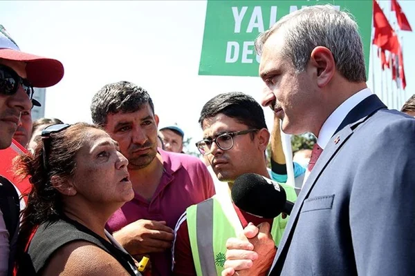 İBB önünde eylem yapan işçileri ziyaret eden Şenocak: Kimse kimsenin ekmeğiyle oynamasın