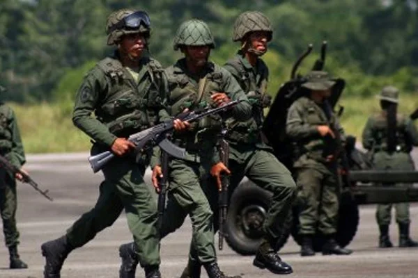 İki ülke arasında savaş hazırlığı: Venezuela Kolombiya'ya 150 bin asker gönderdi