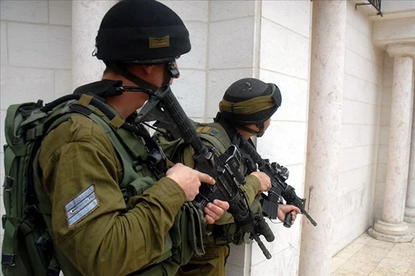 İsrail güçleri 23 Filistinliyi gözaltına aldı