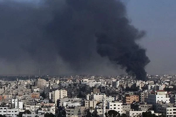 İsrail ordusu Gazze'de 2 mevkiyi bombaladı