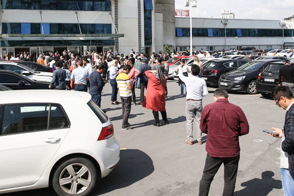 İstanbul'da şiddetli deprem: Telefon hatları çöktü