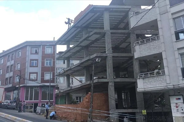 İstanbul'da şiddetli rüzgardan bir kişi yaralandı