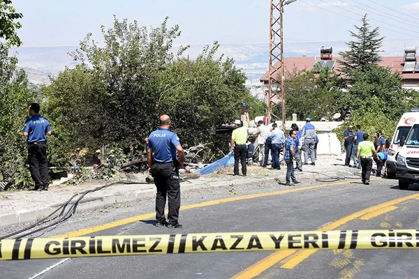 Kanal açma aracı evin üzerine devrildi: 4 ölü