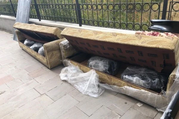 Kanepelerin içinde 105 kilogram uyuşturucu bulundu