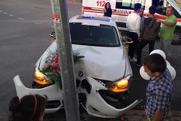 Kız arkadaşının gönlünü almaya giderken kaza geçirdi