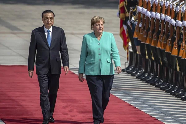 Merkel'den Çin'de Hong Kong mesajı