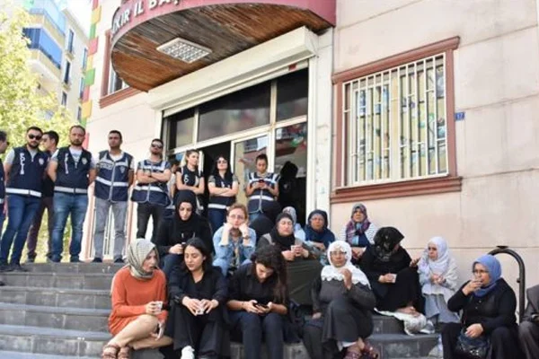 Oturma eylemindekileri tehdit eden HDP'li tutuklandı