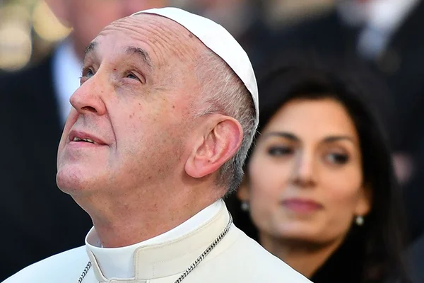 Papa Francis asansörde mahsur kaldı