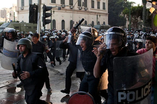 Polis, Sisi karşıtı protestoları bastırmak için gerçek mermi kullandı
