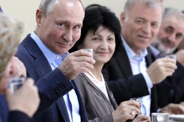 Putin, Dağıstan'da Müslümanlara aynı masada votka içti