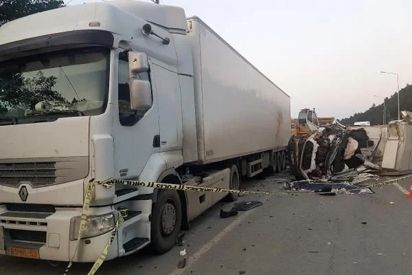 Rize'de kamyon tıra arkadan çarptı: 1 ölü