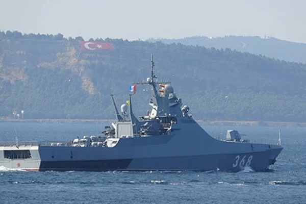 Rus savaş gemisi Çanakkale Boğazı'ndan geçti