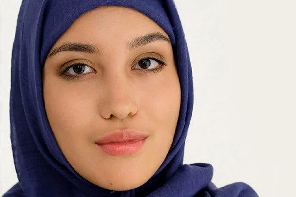 Rusya'da başörtülü bir kızın, giyim markası reklamında kullanılması tepki doğurdu
