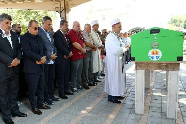 Serdal Adalı annesini toprağa verdi