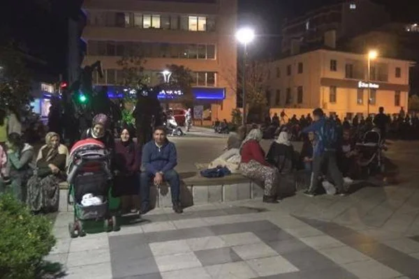 Silivri'de halk, geceyi sokakta geçiriyor