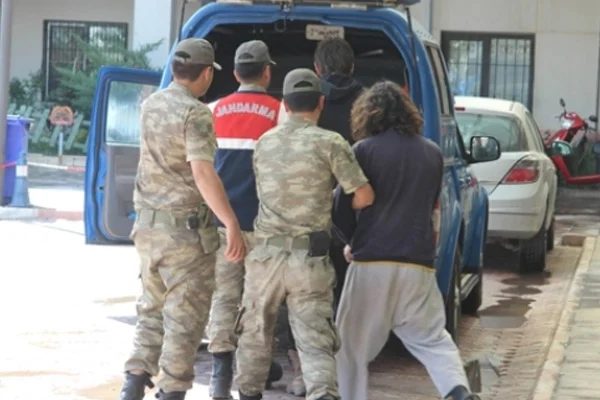 Sınırda 'canlı bomba' yeleğiyle yakalanan IŞİD'lilere hapis cezası