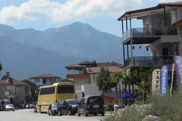 Tartıştığı eşini vurmak isterken komşusunu vurdu