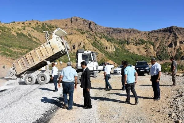 Terörden temizlenen köylere asfalt çalışması